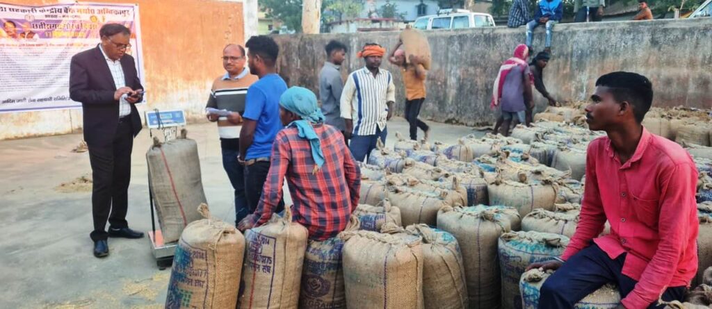 धान खरीदी केन्द्र नागपुर प्रभारी को कारण बताओ नोटिस कलेक्टर श्री ध्रुव ने औचक निरीक्षण में धान तौलाई में गड़बड़ीका मामला पकड़ में आने पर की कार्रवाई