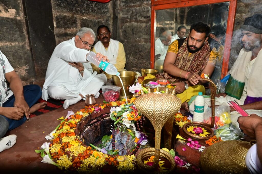 मुख्यमंत्री ने कुलेश्वर महादेव मंदिर में पूजा-अर्चना की