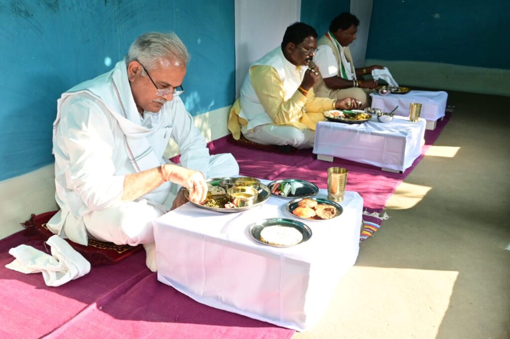 मुख्यमंत्री भूपेश बघेल को खाना खिलाकर अभिभूत हुआ नागेश परिवार