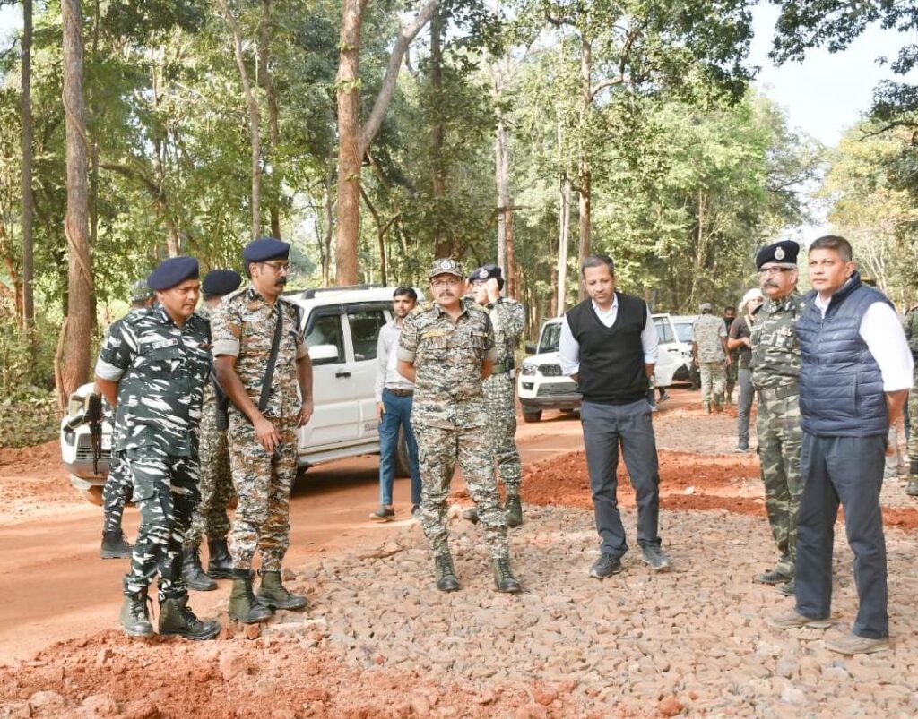 मुख्य सचिव एवं पुलिस महानिदेशक ने प्रगतिरत पल्ली-बारसूर सड़क का लिया जायजा