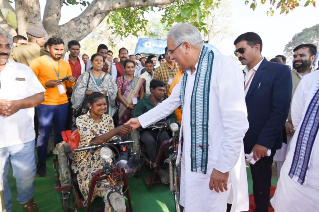 मुख्यमंत्री भूपेश बघेल ने दिव्यांग हितग्राहियों को मोटराइड ट्राई साइकिल का किया वितरण