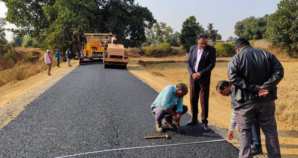 कलेक्टर ध्रुव ने सड़क निर्माण में अमानक गिट्टी के उपयोग पर लगायी रोक