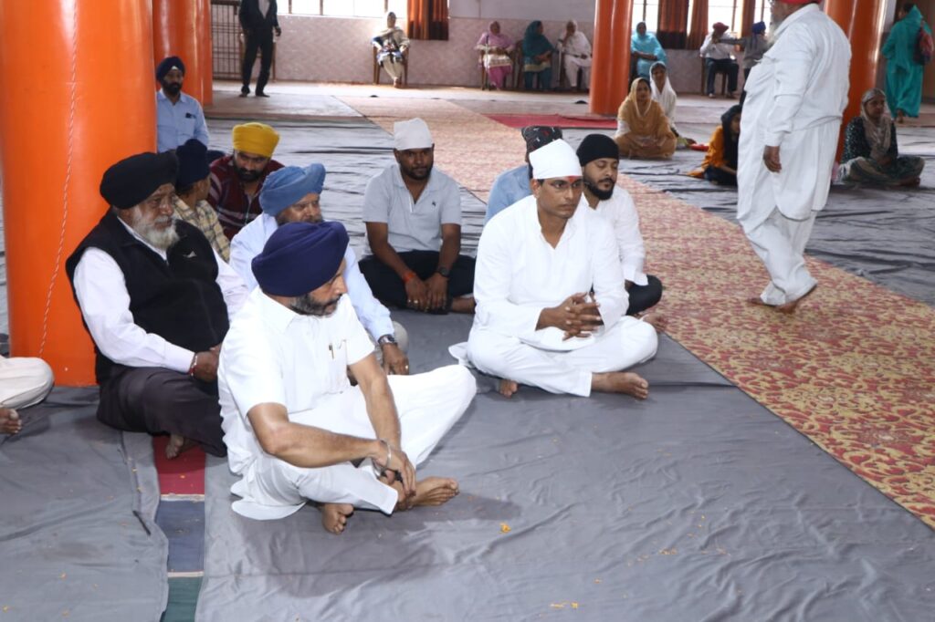 गुरू गोविंद  सिंह की जयंती पर गुरूद्वारा पहुंचे विधायक  ने टेका मत्था