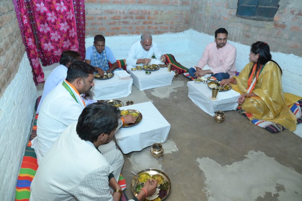 मुख्यमंत्री भूपेश बघेल ने लघु कृषक और श्रमिक अघनू कोसले के घर किया भोजन