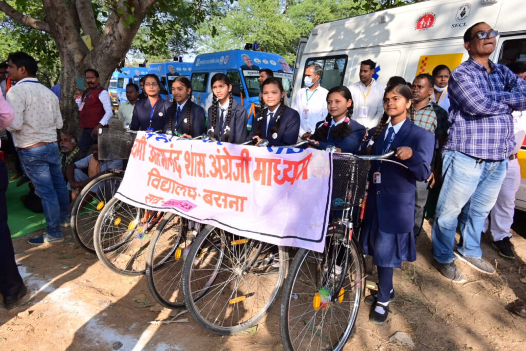 मुख्यमंत्री द्वारा स्वामी आत्मानंद स्कूल बसना के छात्राओं को सरस्वती साइकिल योजना के तहत साइकिल का वितरण किया गया