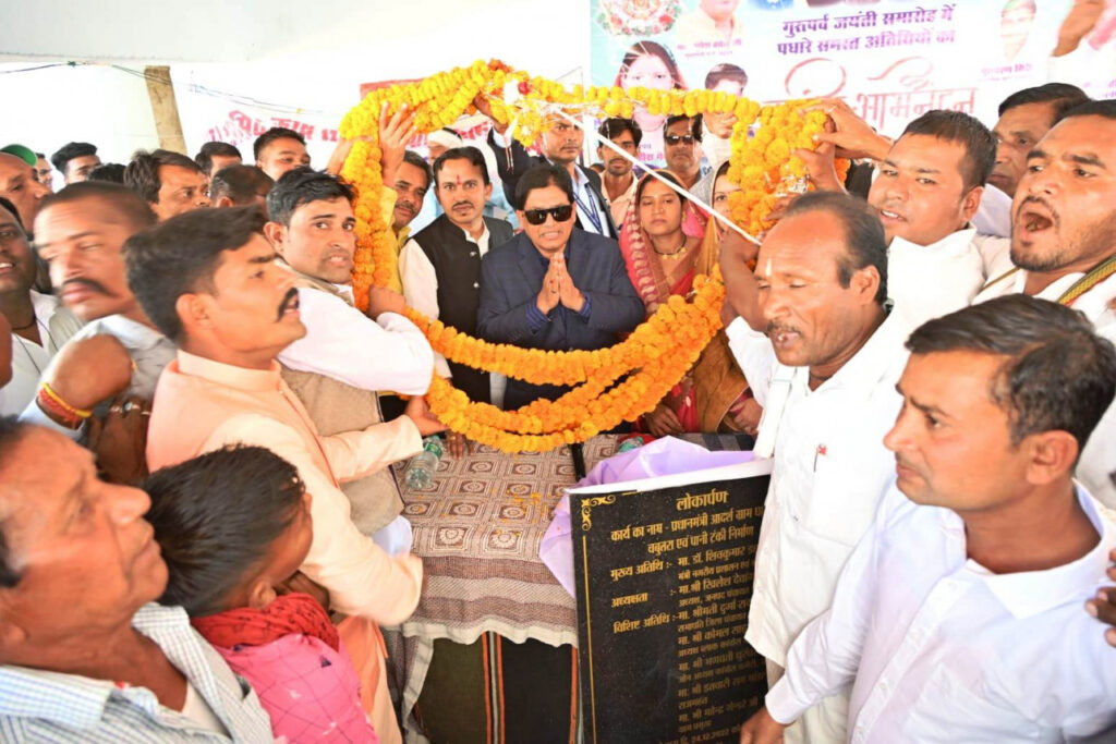 नगरीय प्रशासन मंत्री डॉ.डहरिया विभिन्न ग्रामों में बाबा घासीदास जयंती समारोह में हुये शामिल