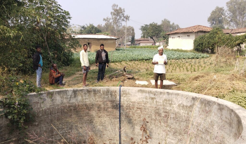 महात्मा गांधी नरेगा से निर्मित कुंए का संसाधन बन गया भगवान सिंह के लिए एक अन्य आय का स्रोत