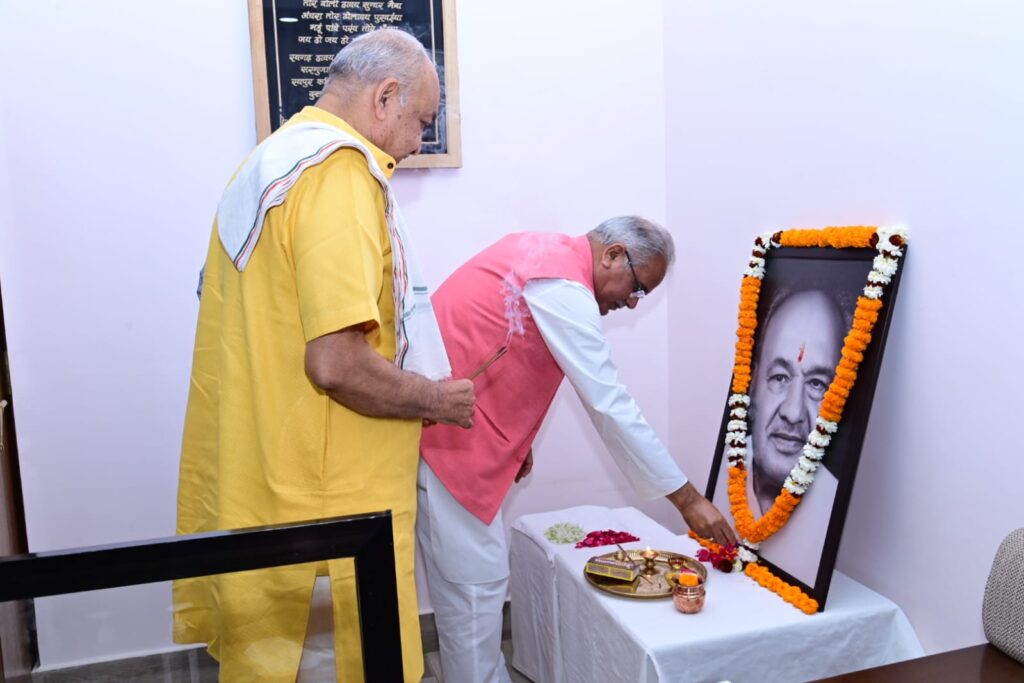 मुख्यमंत्री ने स्वर्गीय  चंदूलाल चंद्राकर की पुण्यतिथि पर उन्हें किया नमन