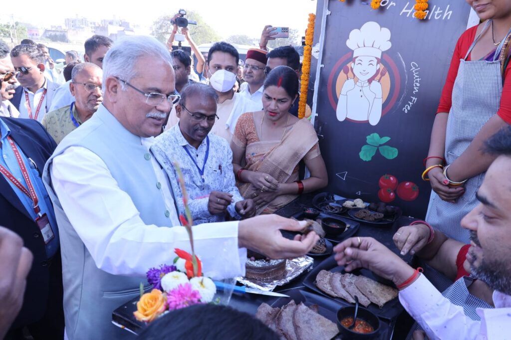 मुख्यमंत्री  भूपेश बघेल ने प्रदेश के पहले मोबाइल मिलेट कैफे ‘मिलेट ऑन व्हील्स’ को खरसिया में हरी झंडी दिखाकर किया रवाना