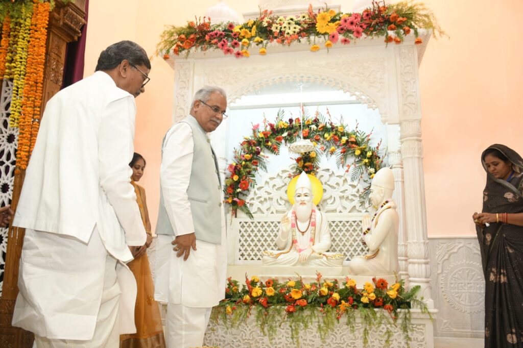 मुख्यमंत्री ने सदगुरु कबीर साहेब मंदिर में किए दर्शन