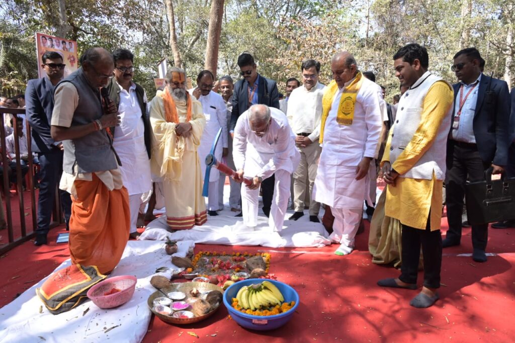 मुख्यमंत्री भूपेश बघेल ने किए महाप्रभु श्री वल्लभाचार्य और चम्पेश्वर महादेव धाम के दर्शन