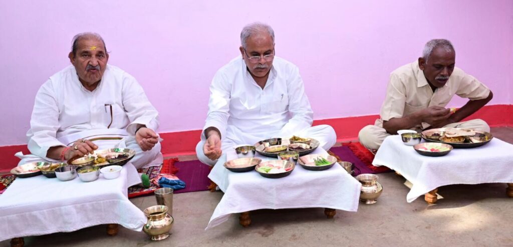 मुख्यमंत्री ने ग्राम खोरपा के निवासी  जयराम साहू के घर स्वादिष्ट छत्तीसगढी भोजन का लिया आनंद