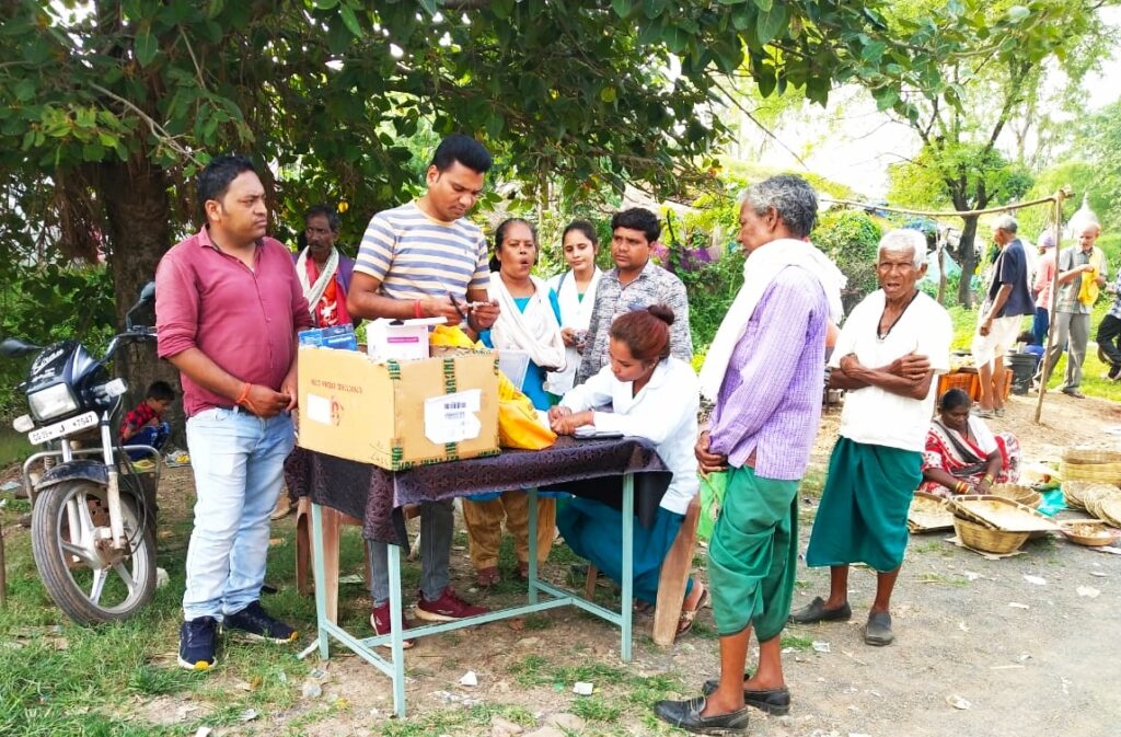 हाट बाजार क्लीनिक से मिल रही बेहतर स्वास्थ्य सुविधाएं