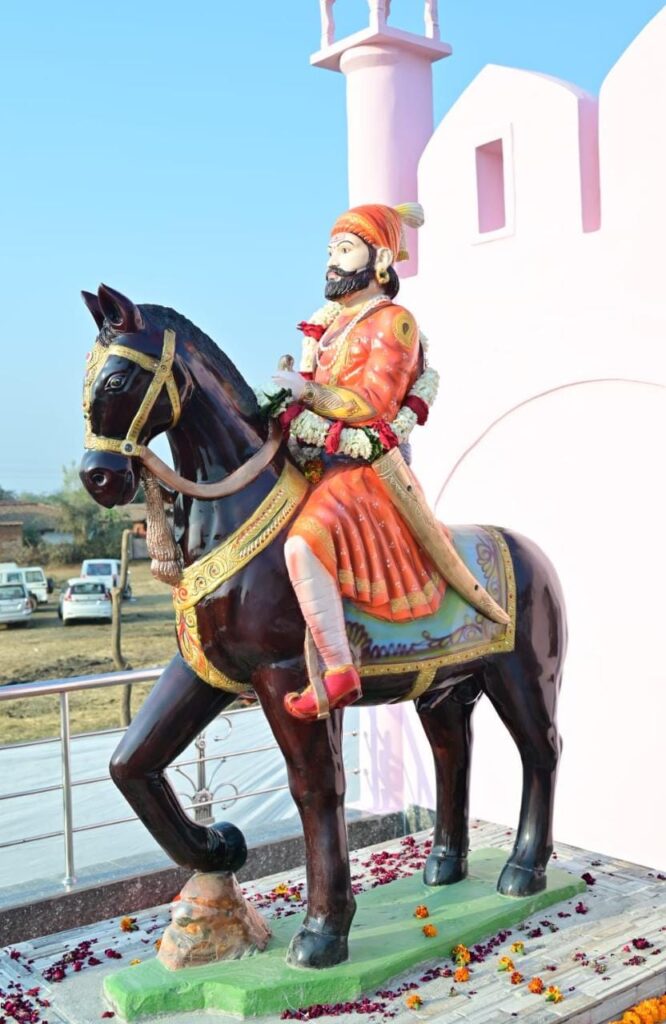 मुख्यमंत्री ने परसतरई में वीर शिरोमणि छत्रपति शिवाजी महाराज की पाषाण मूर्ति का किया अनावरण