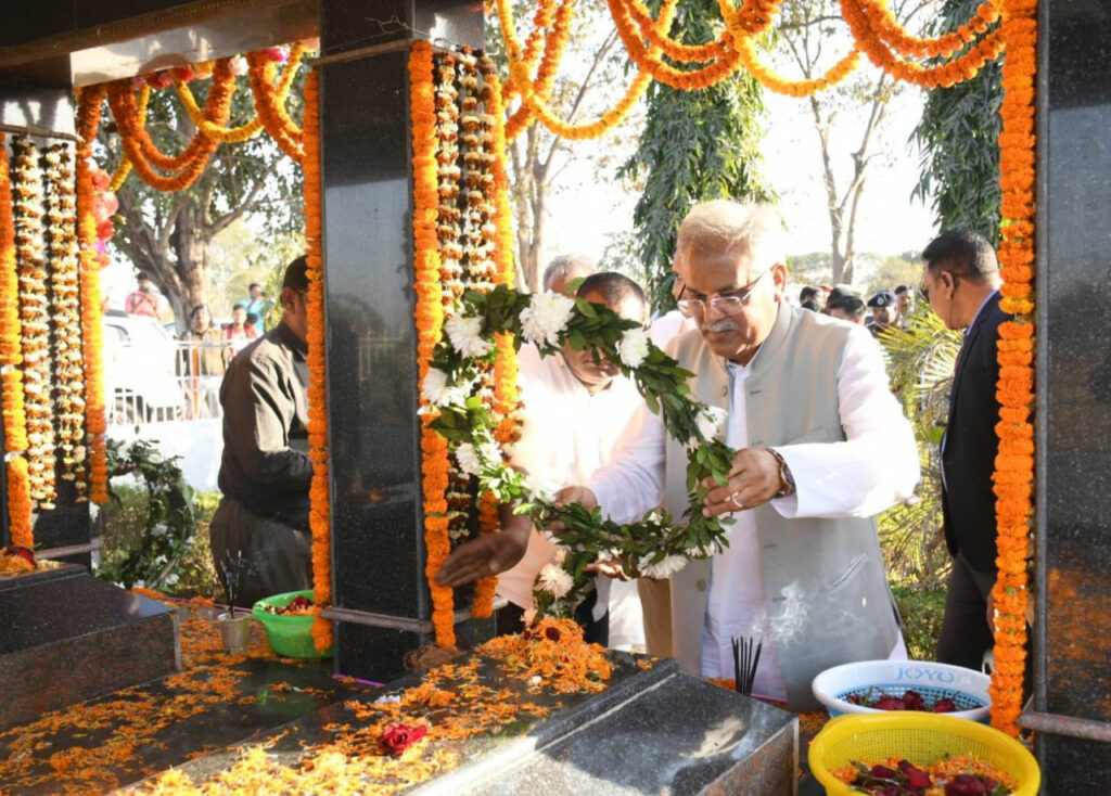 मुख्यमंत्री भूपेश बघेल ने शांति बगिया पहुंच कर पूर्व गृह मंत्री शहीद स्वर्गीय नंदकुमार पटेल को दी श्रद्धांजलि