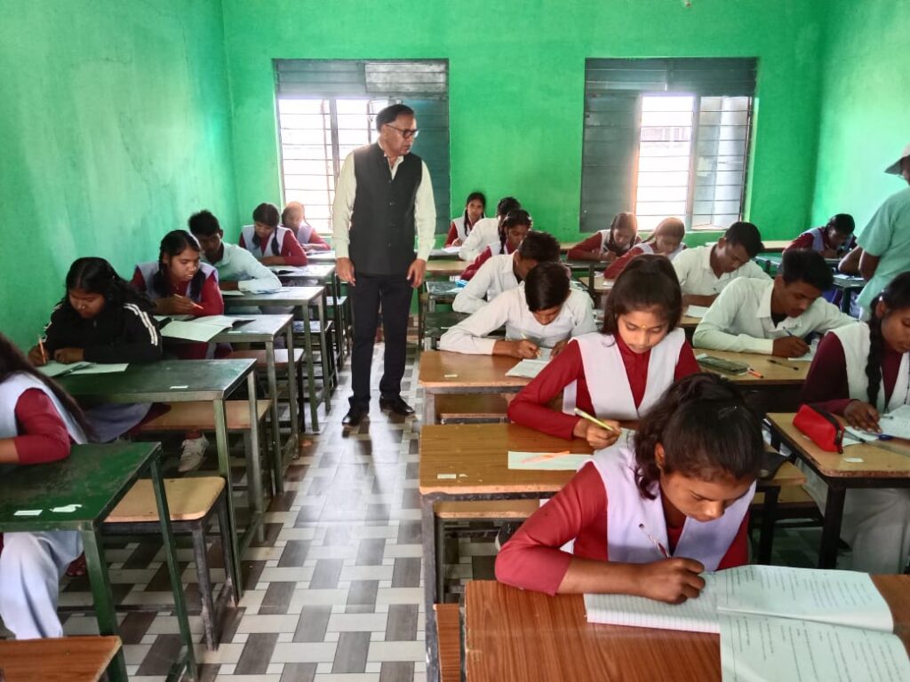 कलेक्टर  ध्रुव 10 वीं बोर्ड परीक्षा का औचक मुआयना करने पहुचे उधनापुरकेंद्र प्रभारी और पर्यवेक्षको को व्यवस्था के संबंध में दिए निर्देश