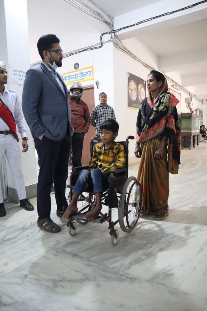 कलेक्टर  लंगेह के निर्देश पर दिव्यांग अनुज को मिली व्हीलचेयर, खुशी से खिल उठे परिजनों के चेहरे