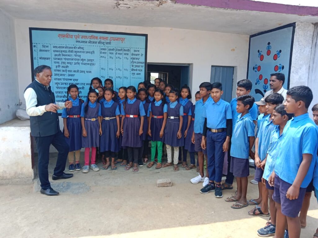 कलेक्टर  ध्रुव 10 वीं बोर्ड परीक्षा का औचक मुआयना करने पहुचे उधनापुरकेंद्र प्रभारी और पर्यवेक्षको को व्यवस्था के संबंध में दिए निर्देश