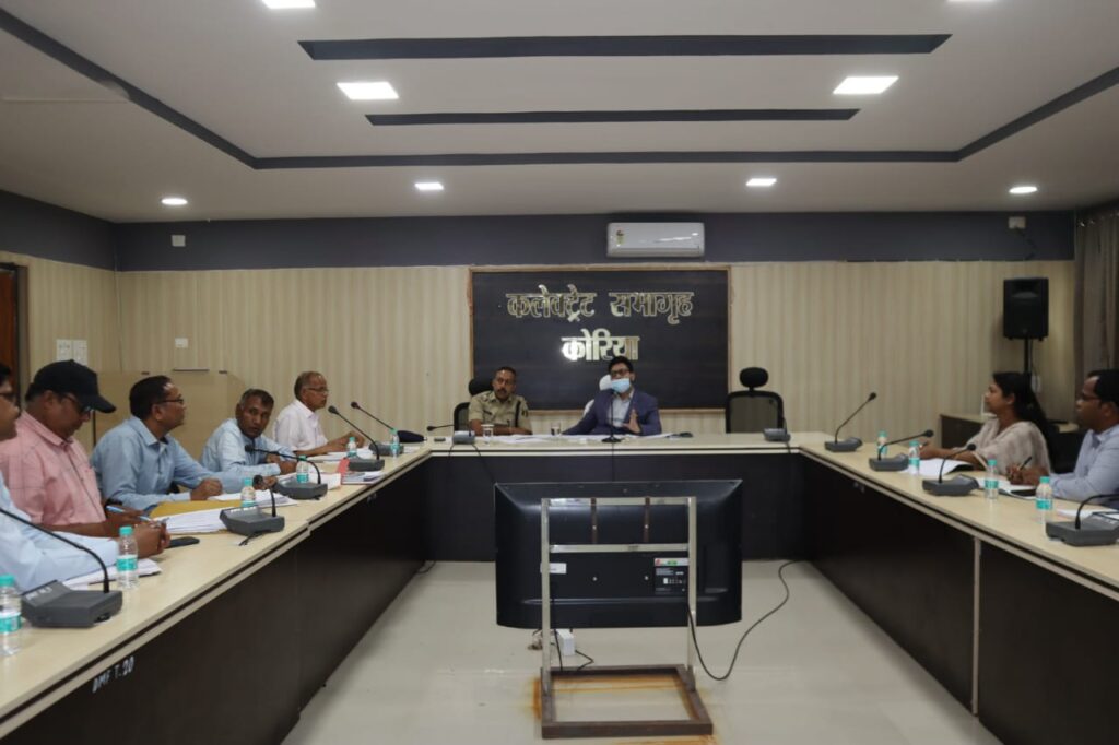 कलेक्टर ने पशुधन विकास विभाग की समीक्षा बैठक लेकर संचालित योजनाओं की ली जानकारी