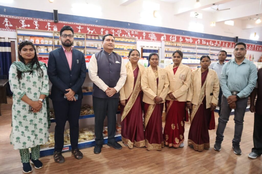 संभागायुक्त डॉ. अलंग पहुंचे सी मार्ट, स्व सहायता समूहों द्वारा तैयार उत्पादों की ली जानकारी, अब तक 56 लाख का हुआ विक्रय