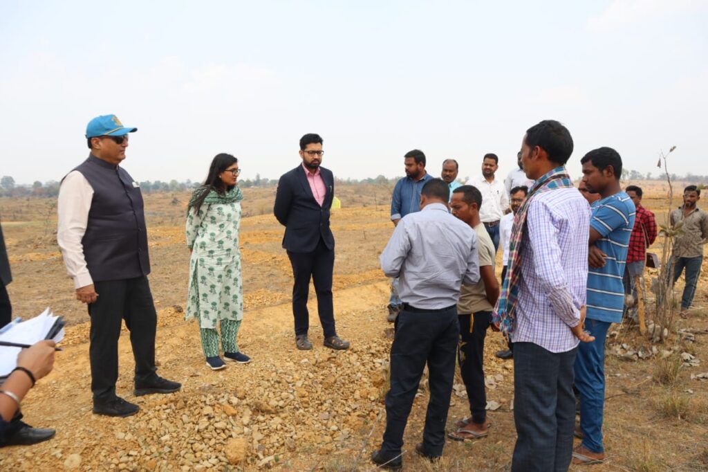 आदर्श नरवा विकास एवं विस्तार तथा जल जीवन मिशन के कार्यों का संभागायुक्त डॉ अलंग ने किया निरीक्षण