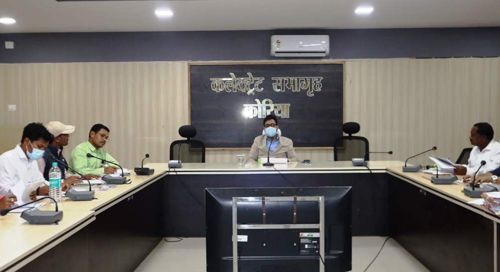 कलेक्टर  लंगेह ने की आदिवासी विकास विभाग की समस्त विभागीय योजनाओं और कार्यों की समीक्षा, लंबित कार्यों में प्रगति लाने के सख्त निर्देश