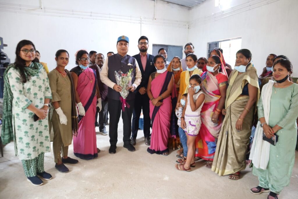 संभागायुक्त डॉ अलंग ने अमृत सरोवर, गोबर पेंट यूनिट का किया निरीक्षण, मुख्य बाजार में उपलब्धता सुनिश्चित करने के निर्देश, उद्यानिकी फसलों को भी मिले बढ़ावा