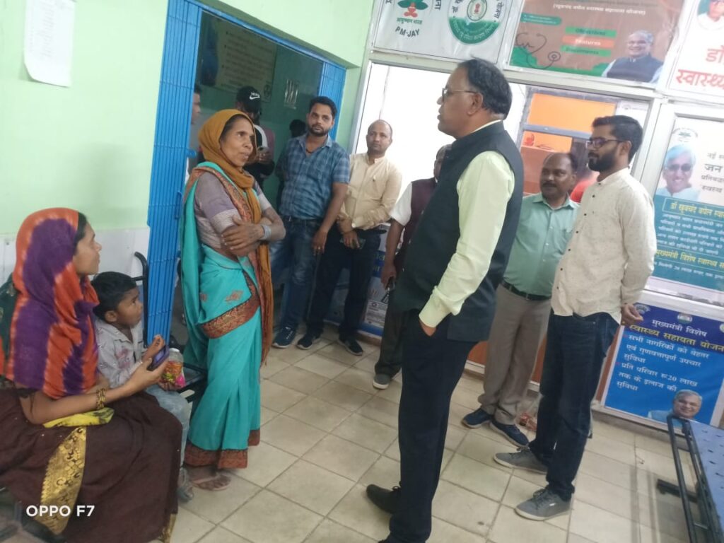 कलेक्टर ने सामुदायिक स्वास्थ्य केंद्र खेड़ा गांव का किया औचक निरीक्षण
