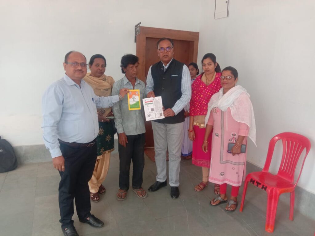 कलेक्टर की त्वरित कार्यवाही, हितग्राही को मिला आधारकार्ड तथा अंत्योदय राशन कार्ड