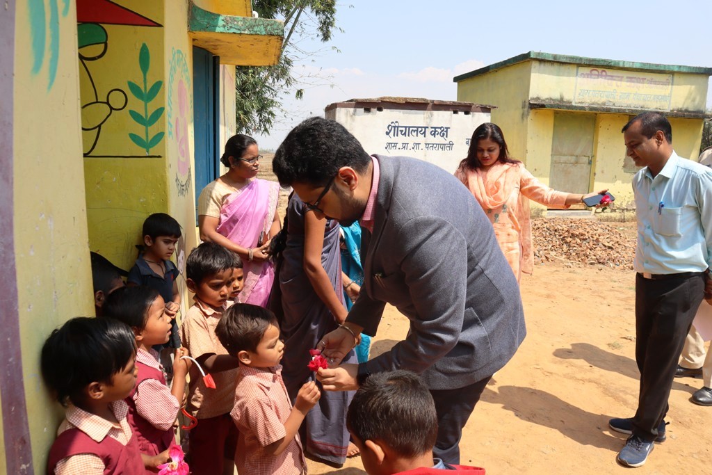 औचक निरीक्षण पर निकले कलेक्टर,  पतरापाली आंगनबाड़ी तथा प्राथमिक शाला में व्यवस्थाओं का लिया जायजा