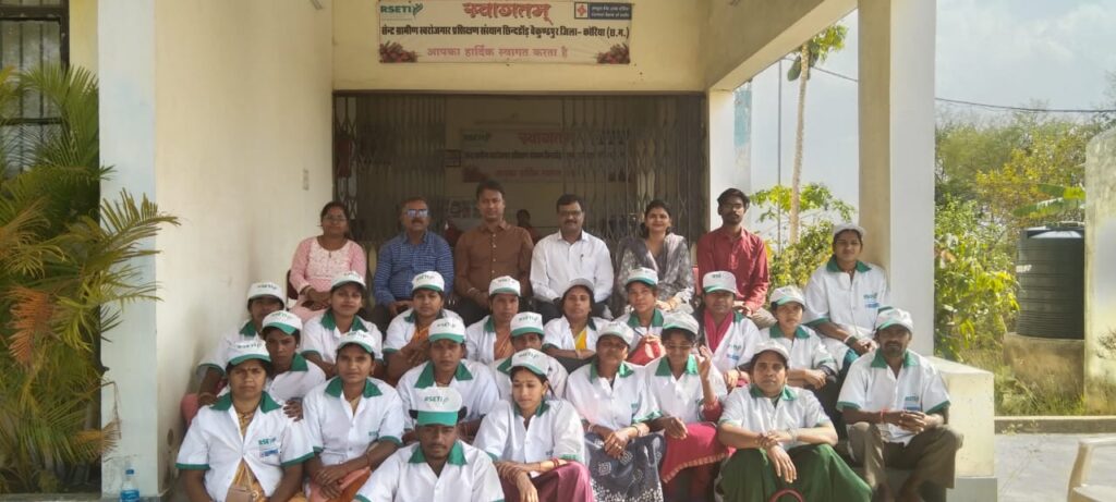 आरसेटी बैकुंठपुर में बकरी पालन एवं मशरूम उत्पादन प्रशिक्षण सम्पन्न