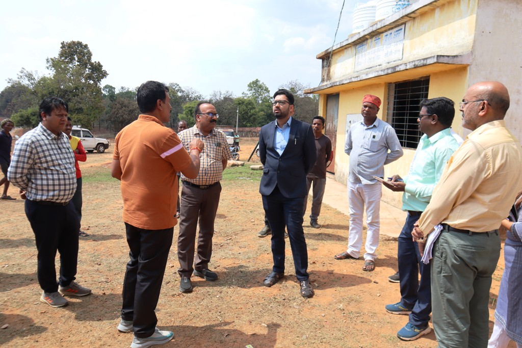 वनांचल क्षेत्र सोनहत के दूरस्थ ग्राम अमरा पहुंचे कलेक्टर