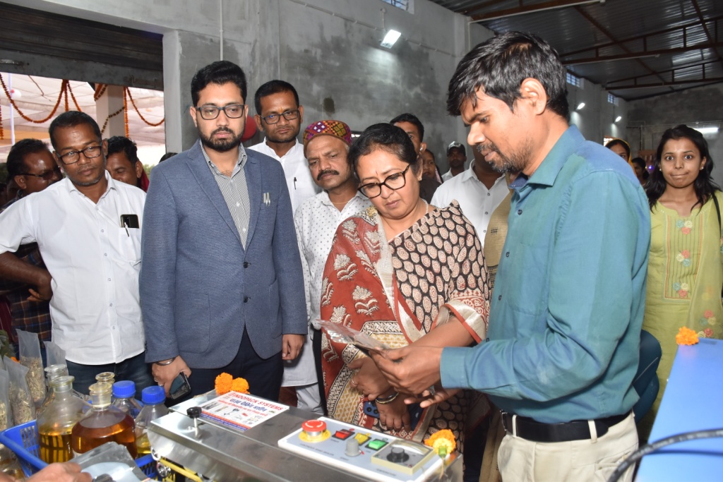 मुख्यमंत्री ने प्रदेश स्तरीय ’भरोसे का सम्मेलन’ कार्यक्रम से पूरे राज्य में महात्मा गांधी रूरल इंडस्ट्रियल पार्क का किया शुभारंभ’