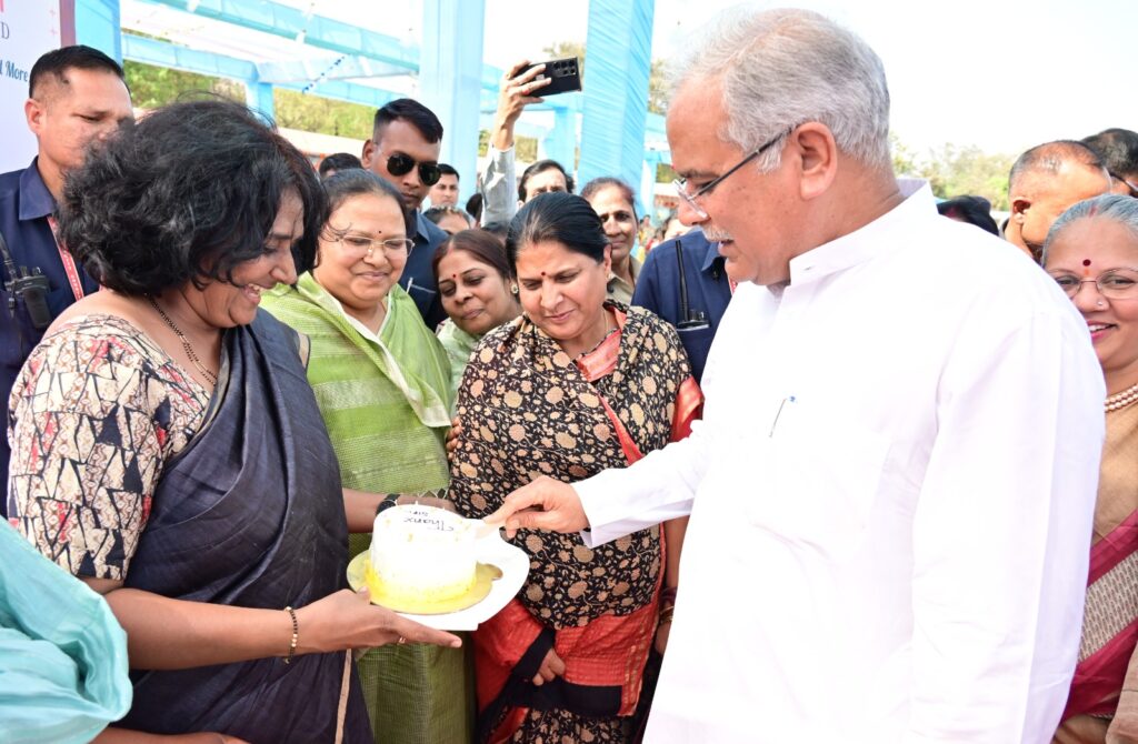 मुख्यमंत्री ने ज्वार से बना केक काटकर महिलाओं का किया उत्साहवर्धन