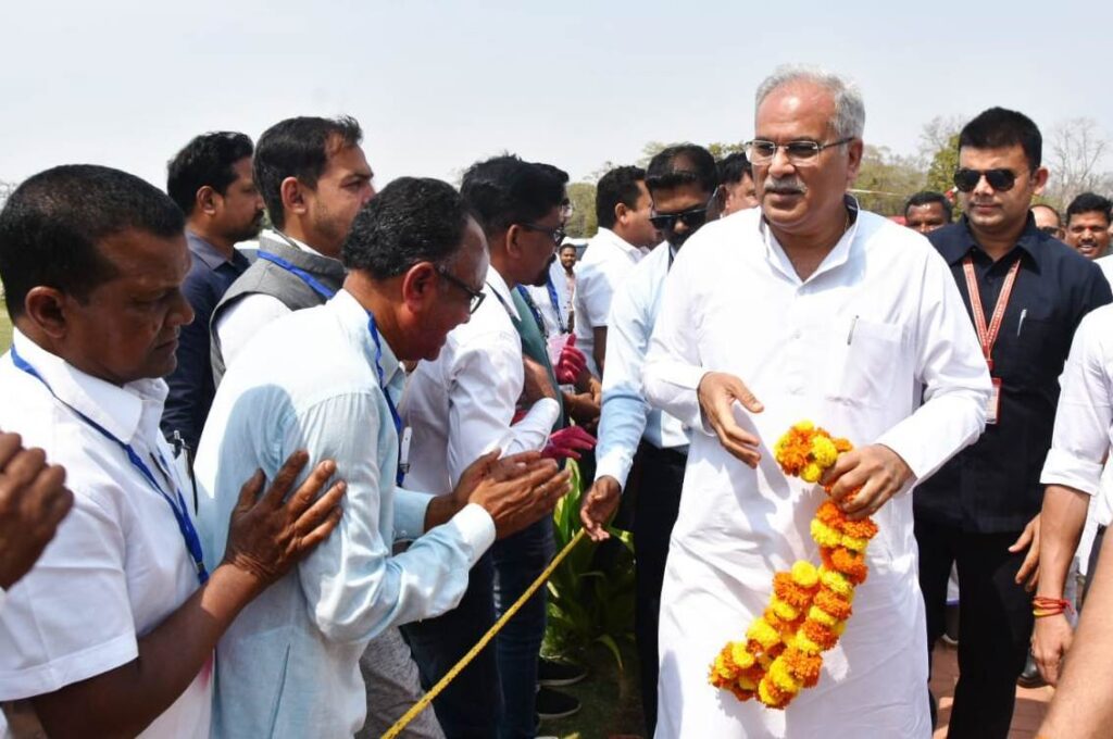 फागुन मंडई में शामिल होने मुख्यमंत्री भूपेश बघेल पहुंचे दंतेवाड़ा