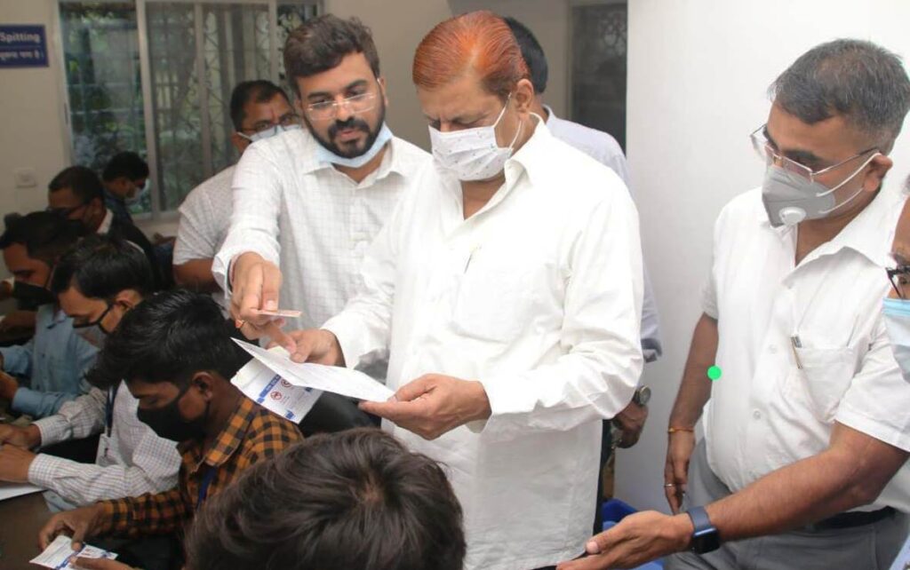 तुंहर सरकार तुंहर द्वार: घर बैठे ही लोगों को मिला अब तक लगभग 18 लाख स्मार्ट कार्ड आधारित पंजीयन प्रमाण-पत्र तथा ड्राइविंग लायसेंस