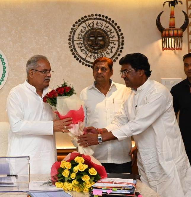 छत्तीसगढ़ राज्य वन विकास निगम द्वारा लाभांश एवं लीज रेंट की 3.51 करोड़ रूपए की राशि का चेक मुख्यमंत्री को सौंपा गया