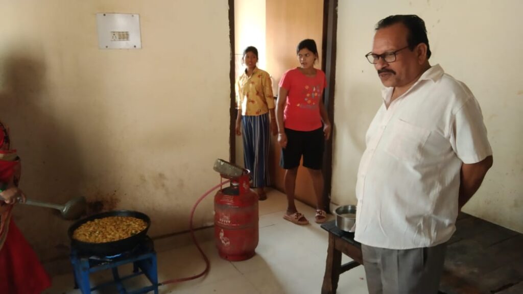 सहायक आयुक्त ने किया हॉस्टलों का आकस्मिक निरीक्षण,कार्य मे बरती लापरवाही,1 मंडल संयोजक, 3 अधीक्षक को जारी हुआ नोटिस