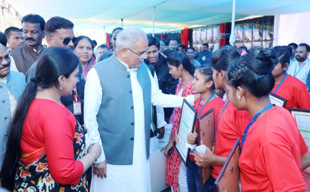 कांकेर के तेढ़ाईकोंदल की बेटी आशा लता जयपुर में करेगी नौकरी