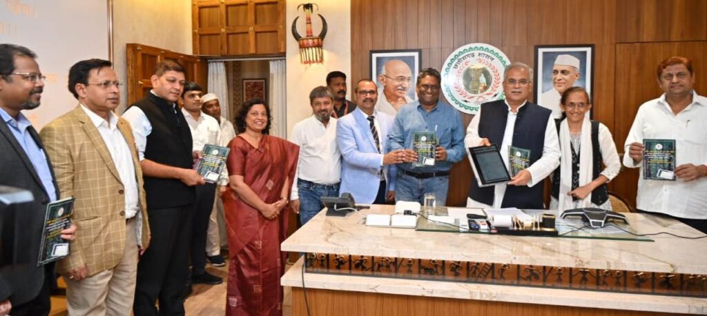 मुख्यमंत्री भूपेश बघेल ने राज्य सरकार की महत्वाकांक्षी योजना मुख्यमंत्री वृक्ष संपदा योजना का किया शुभारंभ