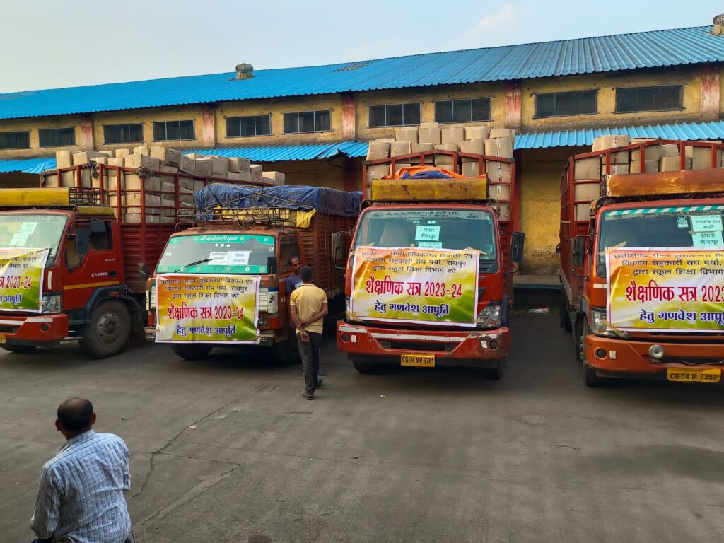 बीजापुर और दंतेवाड़ा के लिए रवाना हुआ हाथकरघा संघ के द्वारा बनाया गया स्कूल गणवेश का पहला जत्था