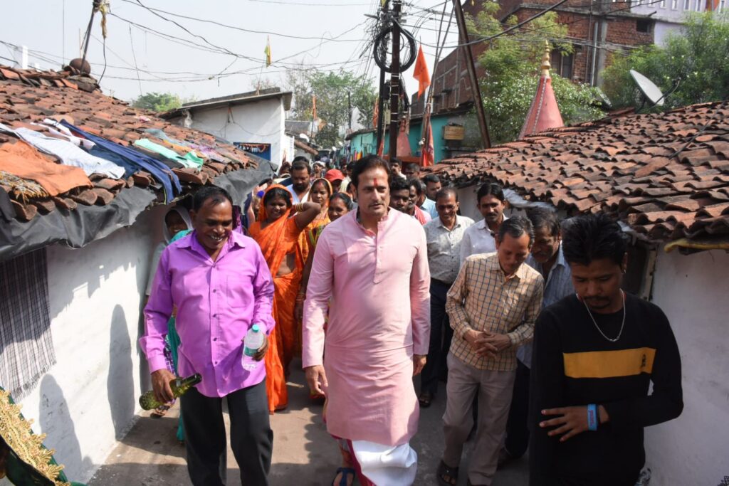 विधायक विकास उपाध्याय वीर शिवाजी वार्ड क्र.16 एवं ठक्कर बापा वार्ड क्र.17 में जनसंपर्क कर आम जन मानस से हुए रूबरू