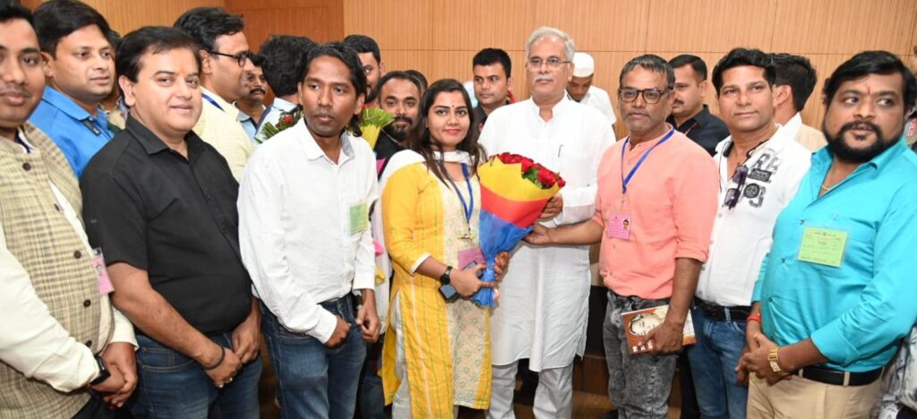 पत्रकार सुरक्षा कानून विधेयक पास होने पर पत्रकारों ने मुख्यमंत्री का जताया आभार