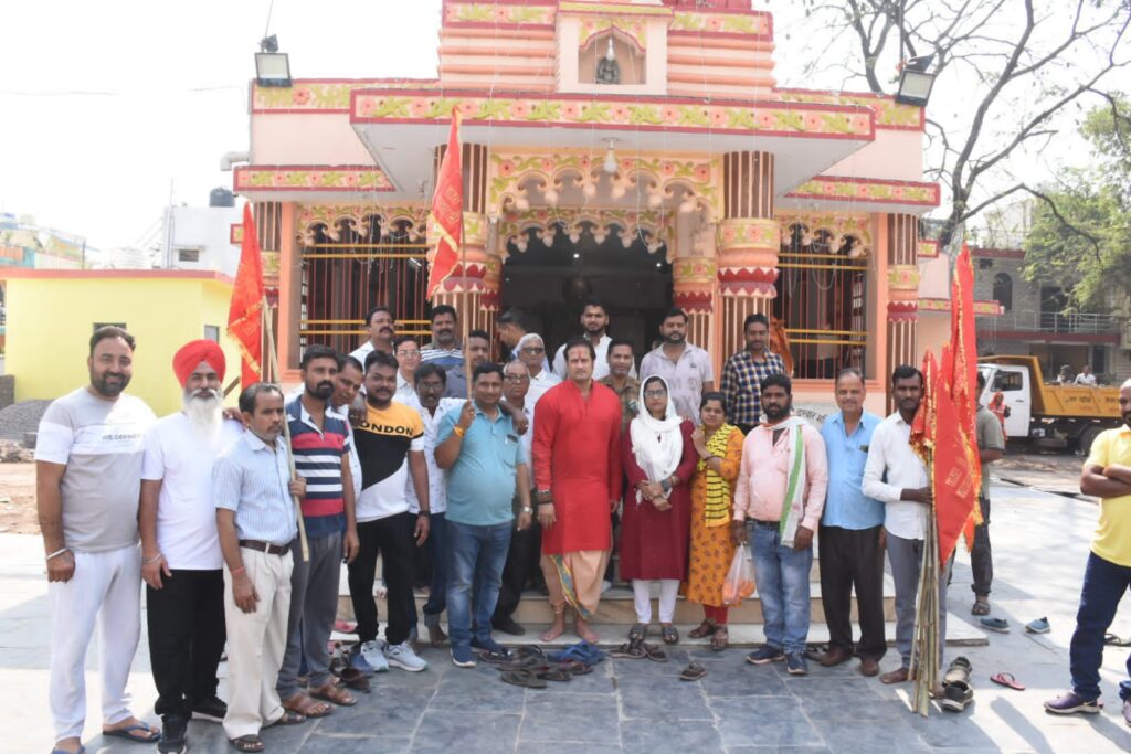 विधायक विकास उपाध्याय ने चैत्र नवरात्रि के पावन पर्व पर पश्चिम विधानसभा के वीर सावरकर नगर वार्ड क्र.01 और शहीद भगत सिंह वार्ड क्र.21 अन्तर्गत विभिन्न स्थानों के मंदिरों एवं घरों में स्थापित ज्योत जंवारा का दर्शन कर श्रीफल भेंट किये।