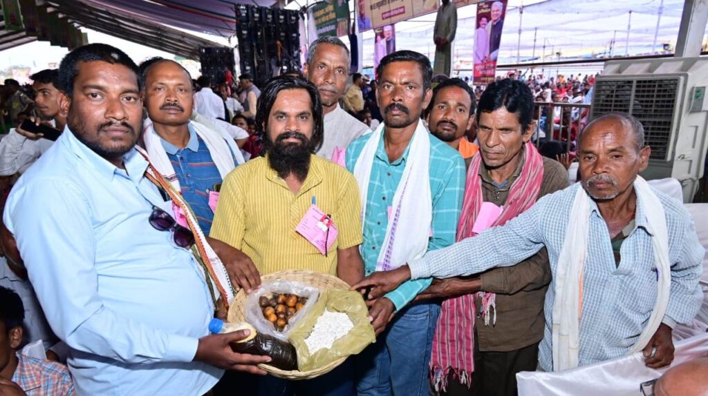 मुंगेली के दूरस्थ अंचल बैगा बहुल ग्राम छपरवा में खोला गया नया उपार्जन केंद्र, आसपास के 16 से अधिक गावों के किसान हुए लाभांवित