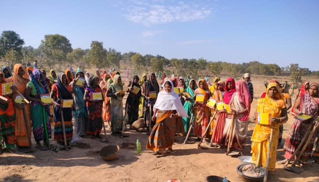 आगामी एक अप्रैल से मनरेगा श्रमिकों को एक दिन के परिश्रम के बदले मिलेंगे 221 रूपए