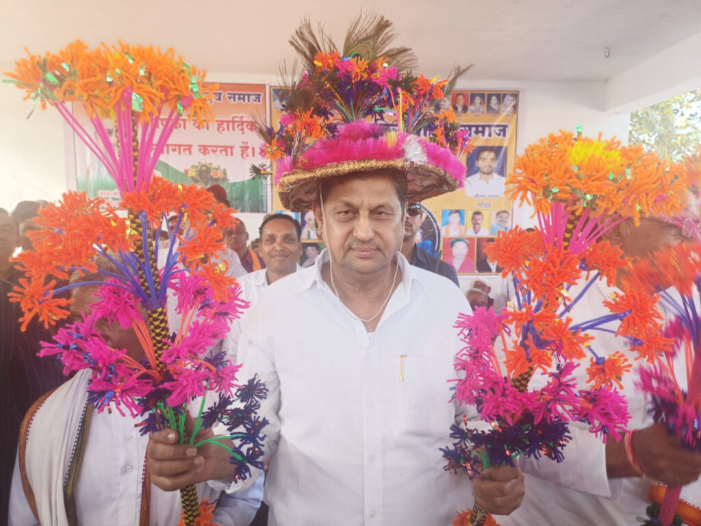 कवर्धा: केबिनेट मंत्री मोहम्मद अकबर ने दुधकंवरा अहिर यादव समाज के 15 नृतक दल को 3 लाख 75 हजार रुपए की राशि स्वीकृत की