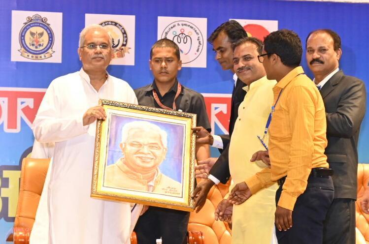 छत्तीसगढ़ में कलाकारों को उपलब्ध कराया जा रहा  बेहतर मंच : मुख्यमंत्री बघेल