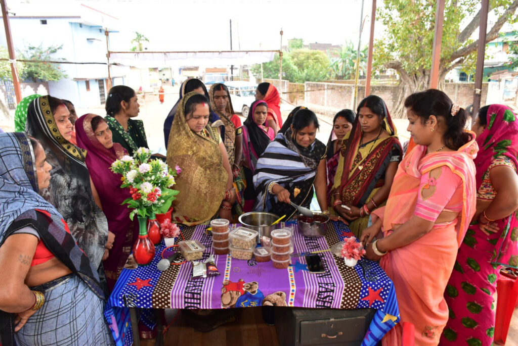 राजनांदगांव : मशरूम के स्वादिष्ट आचार, बड़ी, पापड़ से समूह की महिलाओं की बदल रही जिंदगी