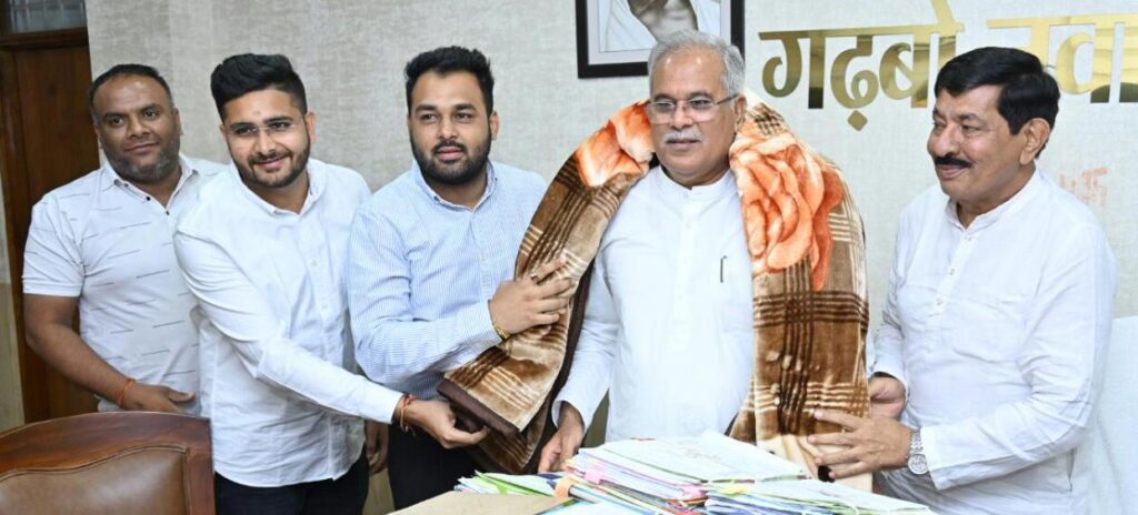 मुख्यमंत्री भूपेश बघेल से पूज्य पंचायत व शदाणी सेवा मंडल संत  शदाणी नगर के पदाधिकारियों ने की सौजन्य मुलाकात